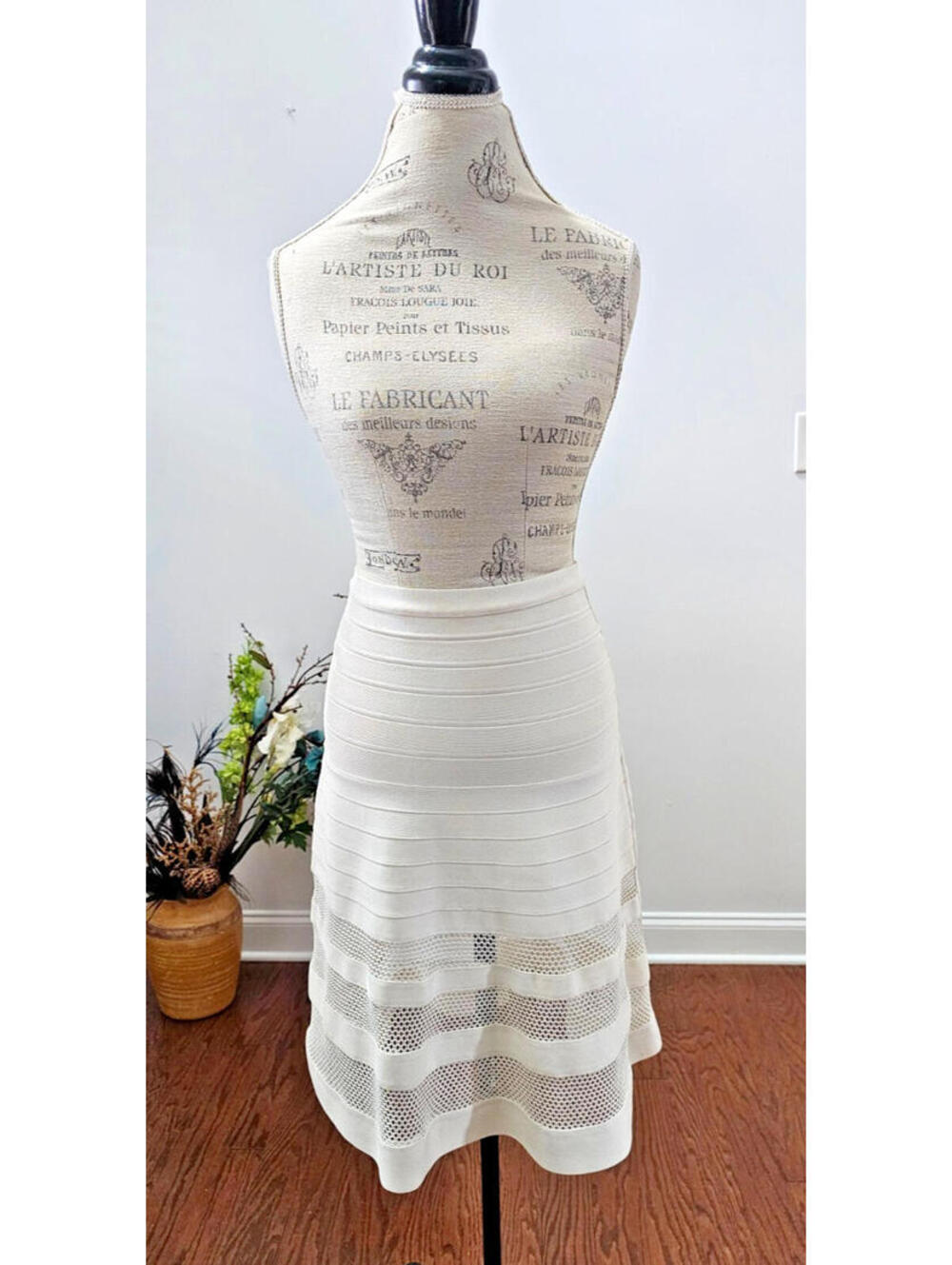 Herve Leger Cream Color Bandage-Style Skirt size S = 4-6